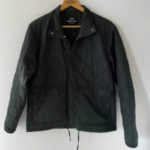 Svart jacka Mads Nøtdgaard - Svart jacka från Mads Nørdgaard i storlek XL. Funkar till vardags såväl som vid fritid och sport