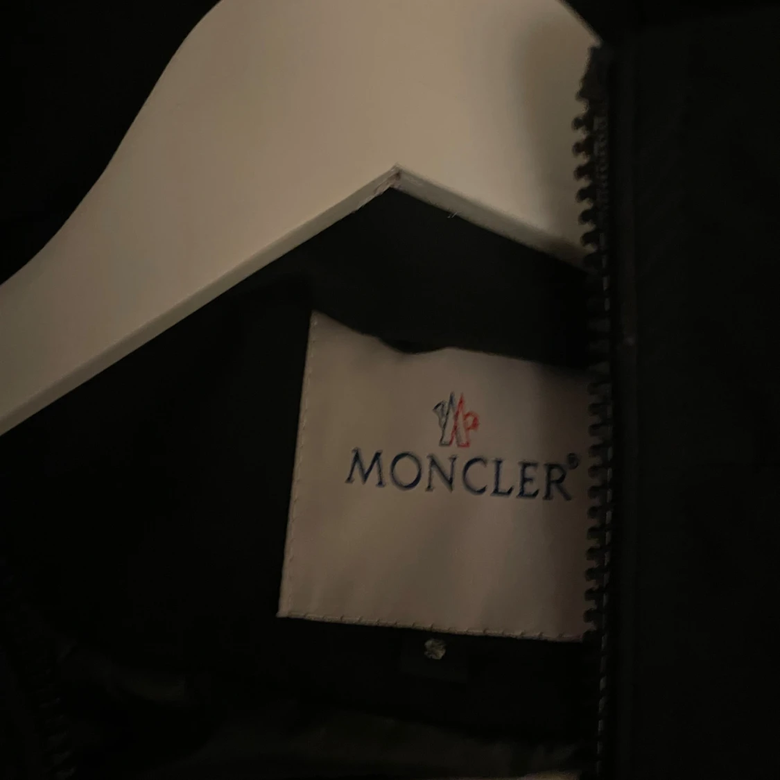 Svart vindjacka från Moncler med huva - 1