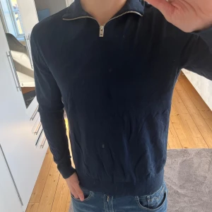 Halfzip stickad  - Använt max 5 gånger, mer eller mindre nyskick! Super snygg blå färg, skönt material och helt perfekta till ett par blåa jeans! Köptes för ca 400 förra hösten! Storlek L, men passar M också beroende på hur löst man vill att de sitter såklart! Bara att skriva vid funderingar!