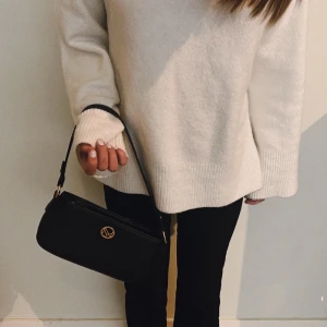 NYPD väska - Superfin svart väska med guldetaljer, hel ti ny skick. Kontakta vid fler frågor