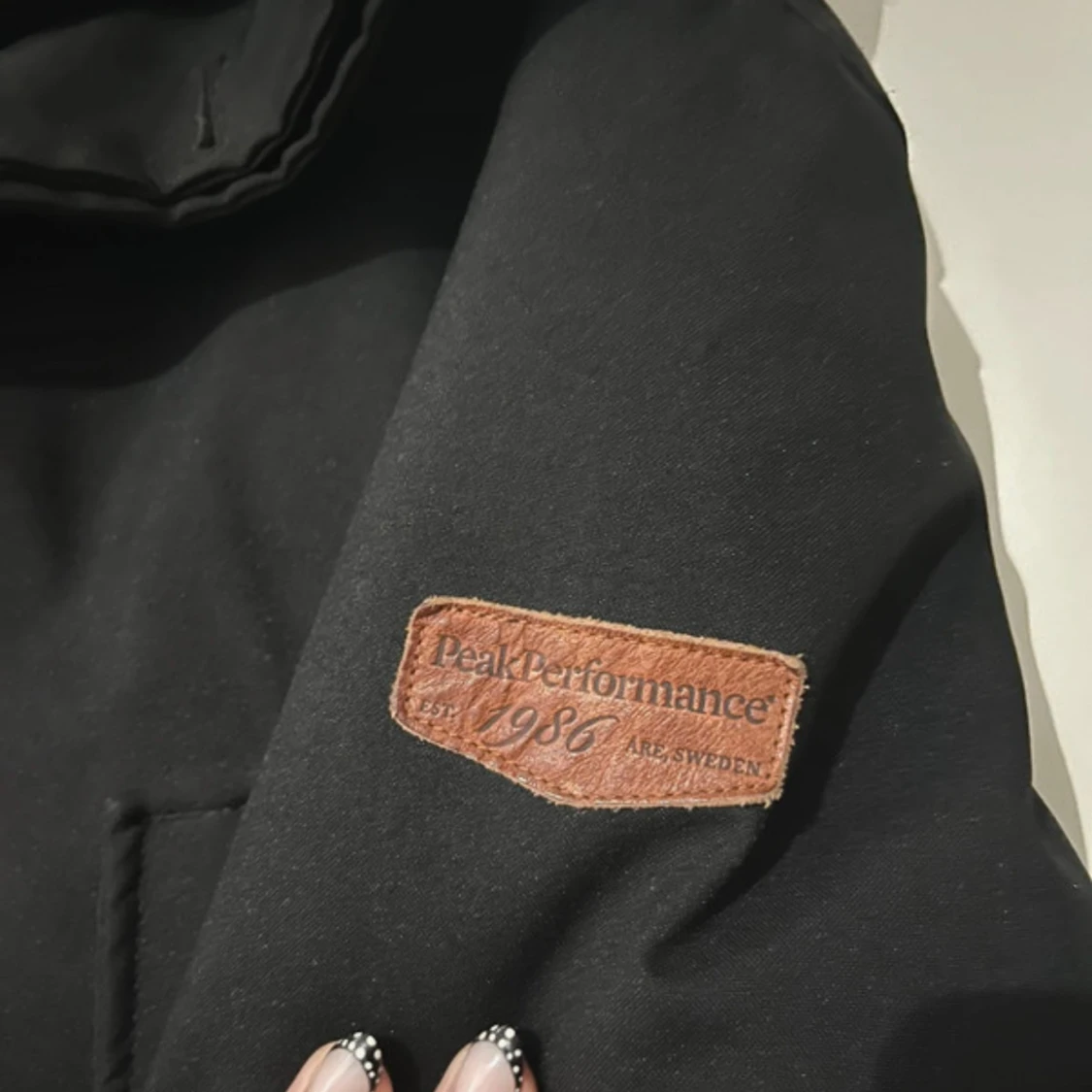 Svart parkajacka Peak Performance S - 1