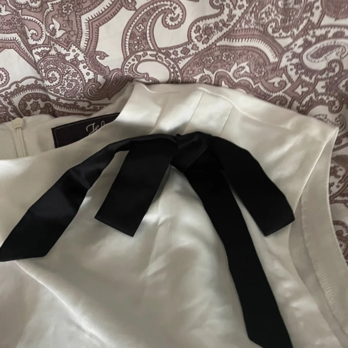 Vit blus med svart rosett från JSFN - 1
