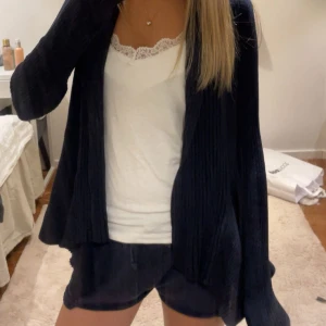 Svart ribbad kofta med lång ärm - Svart, öppen kofta med ribbad struktur och lång ärm. 💕