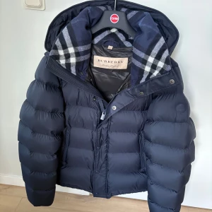 Burberry jacka/väst - Säljer en sjuk sällsynt Burberry jacka som man kan göra till en väst! Storlek 50! Hör gärna av dig om du har frågor! 