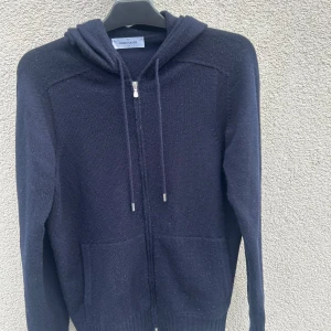 Gran Sasso tröja  - Säljer en mörkblå hoodie från Gran Sasso i mjuk stickad ull. Tröjan har dragkedja framtill, huva med snörning och ribbade muddar. Perfekt för dig som vill ha en stilren och bekväm look med italiensk känsla. Nypris 3000kr storlek S