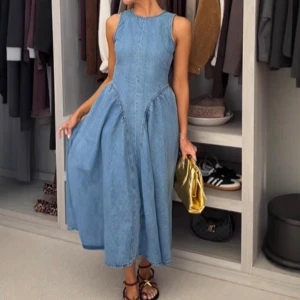 Klänning strl XS, ny med lappar! - Säljer denna populära och slåtsålda klänning från HM, ny med lappar strl XS. Gjord i tjockt denimtyg av 100% bomull.