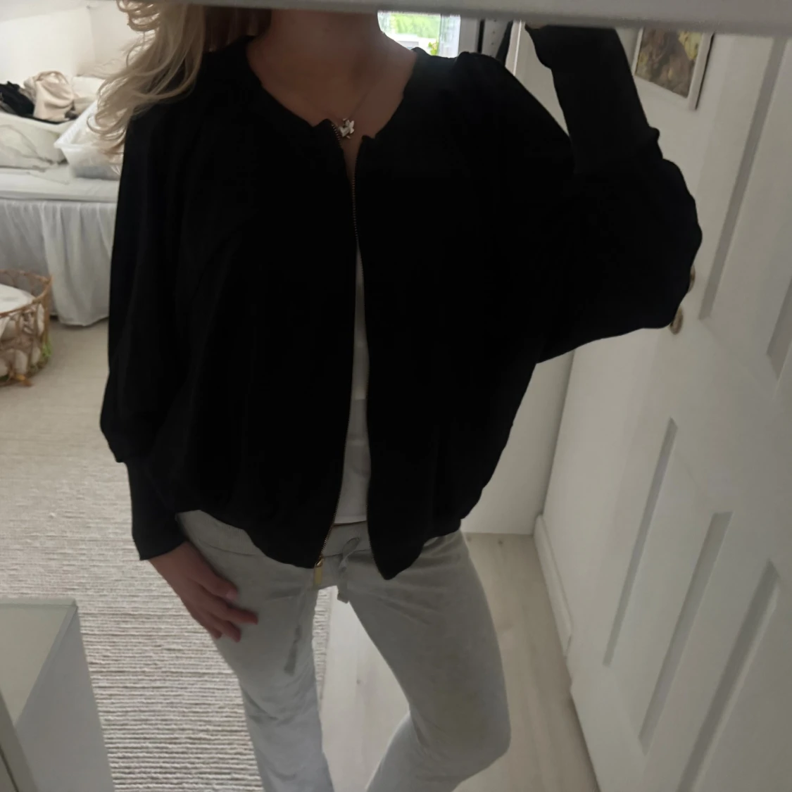 Svart bomberjacka med dragkedja