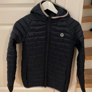 Henri-Lloyd jacka  - Snygg junior jacka från Henri Lloyd. Pris kan diskuteras. Storlek 13-14 år.