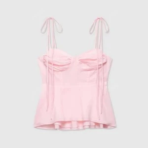 Söt rosa topp med knytband - Säljer en söt och populär ljusrosa topp med tunna axelband som kan knytas. 