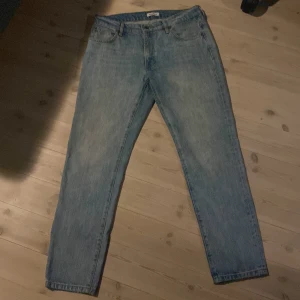 Ljusblå jeans från Woodbird, 32/32 - Säljer ett par ljusblå jeans från Woodbird i klassisk rak modell. Jeansen har fem fickor, bälteshällor och stängs med dragkedja och knapp. Perfekta för dig som gillar en clean och enkel stil. Storlek 32/32.