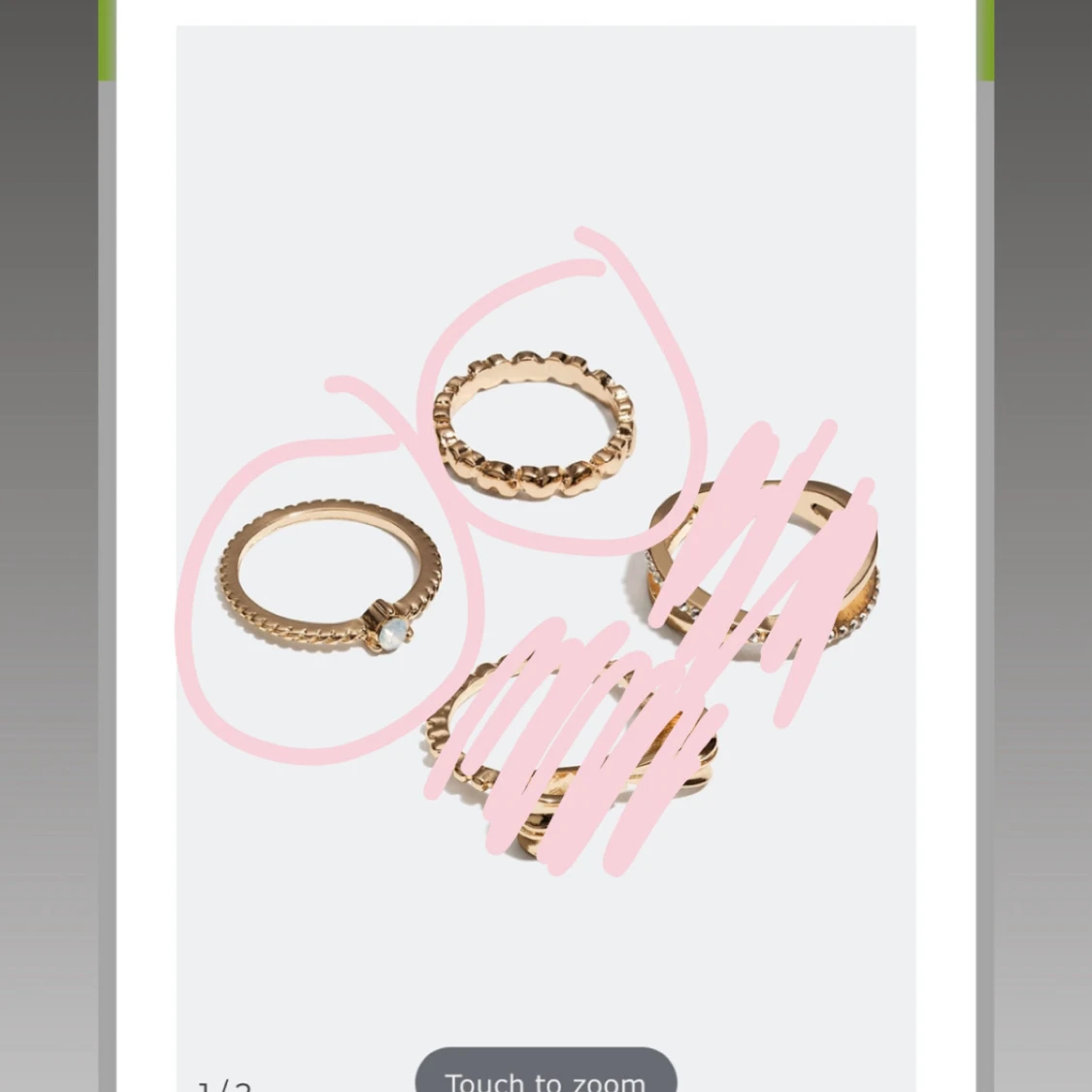 Två guldiga ringar med detaljer