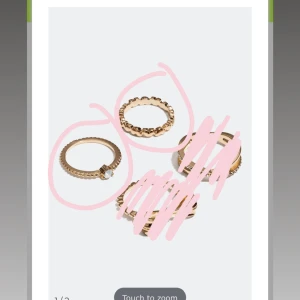 Två guldiga ringar med detaljer - Säljer två snygga ringar i guldton. Ena ringen har ett unikt mönster med små hjärtformade detaljer runt hela bandet, medan den andra har en glittrig sten framtill och ett räfflat band. Perfekt för dig som gillar att mixa och matcha smycken.