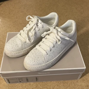 Sneakers  - Säljer nu mina skor som jag hade på min student 2025, de användes i 2-3 timmar + utspringet. Storlek 39, nypris 1100kr