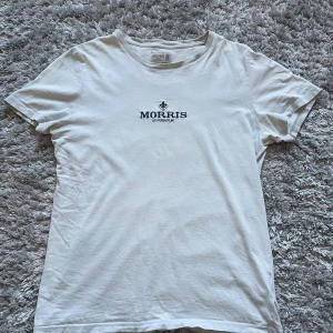 Morris T-shirt - Morris T-shirt i färgen ljus blå märket är broderat väldigt bra skick storlek S 