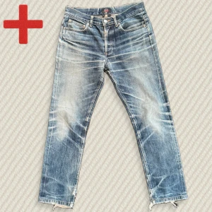 A.P.C. x Supreme Selvedge Denim (2009) - Sjukt sällsynta A.P.C. x Supreme Selvedge Jeans från 2009 med en patina som få jeans har! Storlek 29. Grym whiskering, honeycombing och stacking. Kombinationen av ålder, collab och patina gör dessa jeans otroligt eftertraktade. Lagade efter en blowout men annars i mycket bra skick. Mått: Midja – 38 cm, Innersöm – 73 cm, Yttersöm – 96 cm, Lår – 27 cm, Benöppning – 17 cm. Skriv gärna vid frågor!