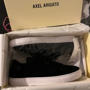 Svarta sneakers från Axel Arigato - Snygga svarta sneakers från Axel Arigato som tyvärr inte passade min bror. Säljer dessa nu då dem inte kommer till användning och endast kommer stå. Storlek 43 och endast testade!!!!! Allt medföljer!!!