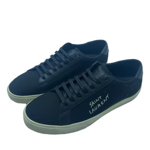 Svarta Saint Laurent sneakers - Snygga svarta sneakers från Saint Laurent med vit logga broderad på sidan. Skorna har ovandel i canvas och detaljer i skinn, klassisk snörning och vit platt sula.