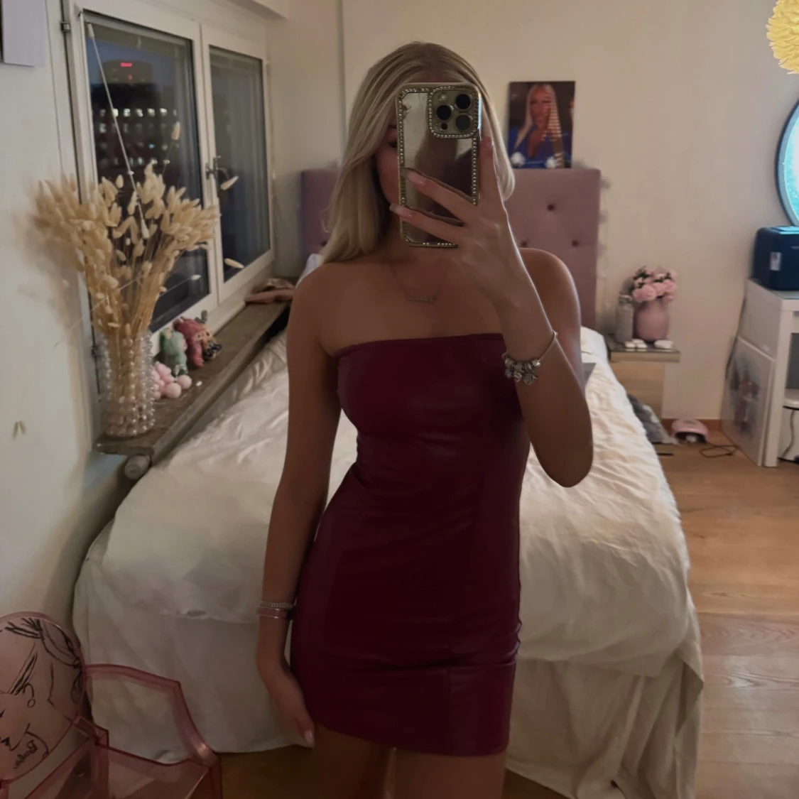 vinröd festklänning 