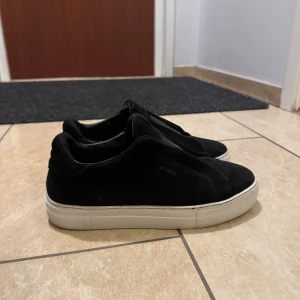 Axel Arigato laceless - Inget problem med skorna, har använt de ett fåtal ggr, är i bra skick. 