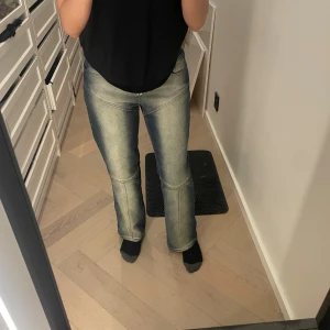 Blå jeans från PrettyLittleThing - Säljer ett par blå jeans från PrettyLittleThing Petite. Jeansen har en cool tvätt med ljusa partier och markerade sömmar över benen. 