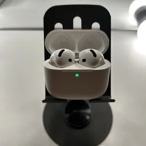 Apple AirPods (4:e generationen) 2024 - Säljer ett par Apple AirPods fjärde generationen från 2024. Mycket fint skick, komplett med originalkartong och kvitto. Trådlösa hörlurar med laddningsetui, perfekt för musik och samtal. Inga synliga repor eller skador.