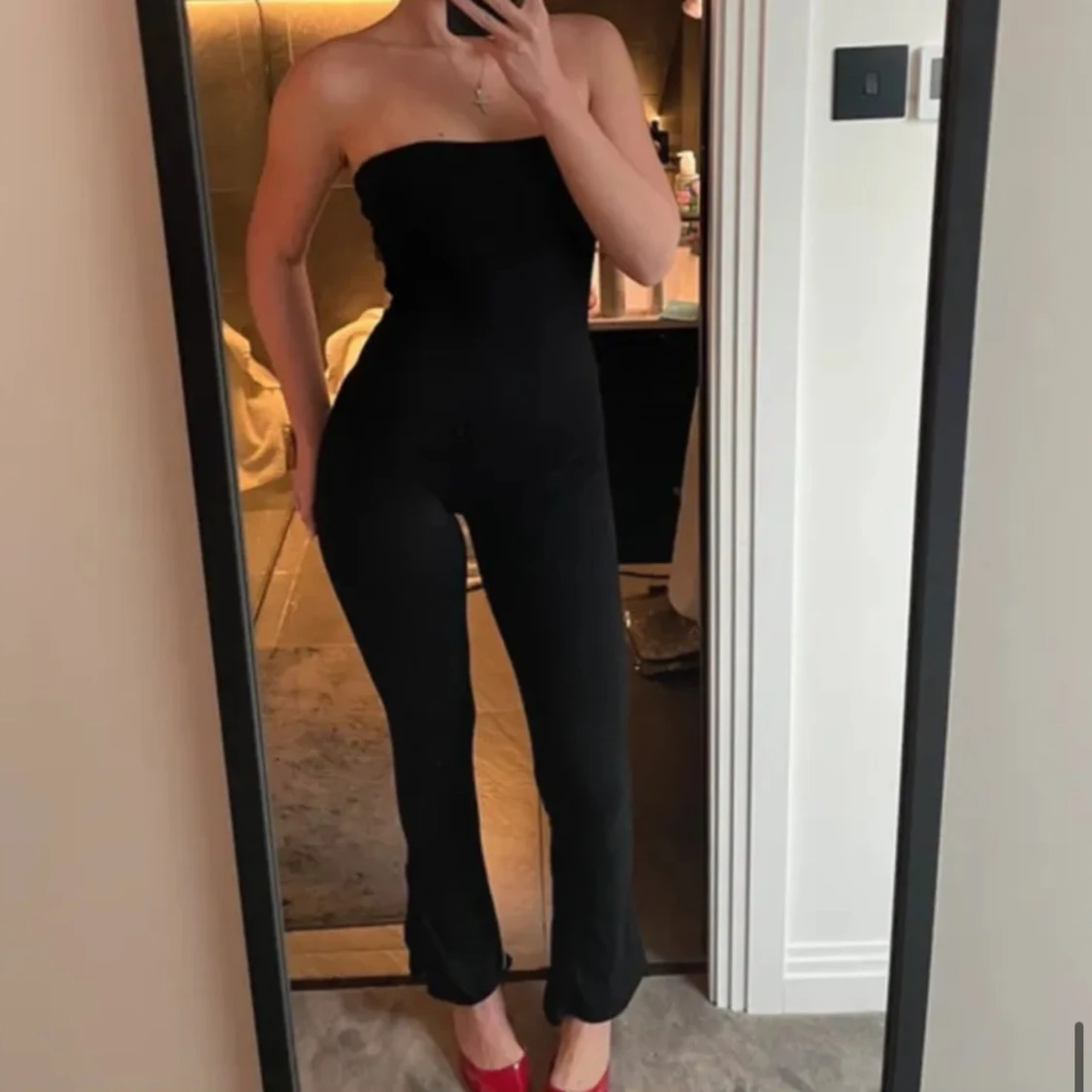 Svart strapless jumpsuit från ohpolly