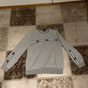Adidas tröja - En riktigt schysst adidas tröja. Storlek 176 passar xs. 