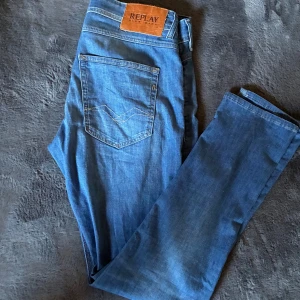 Blå Replay jeans, modell Willbi 30/30 - Säljer ett par klassiska blå jeans från Replay, modellen är willbi. Jeansen är Använda en gång så princip nya. Säljer dom för jag känner att de inte var min sak och de ligger bara i garderoben. Nypris 1199| säljer för 725kr. Vill ni ha fler bilder eller andra saker ni undrar efter är de bara att fråga. 😁| storlek 30W 30L | Mvh 