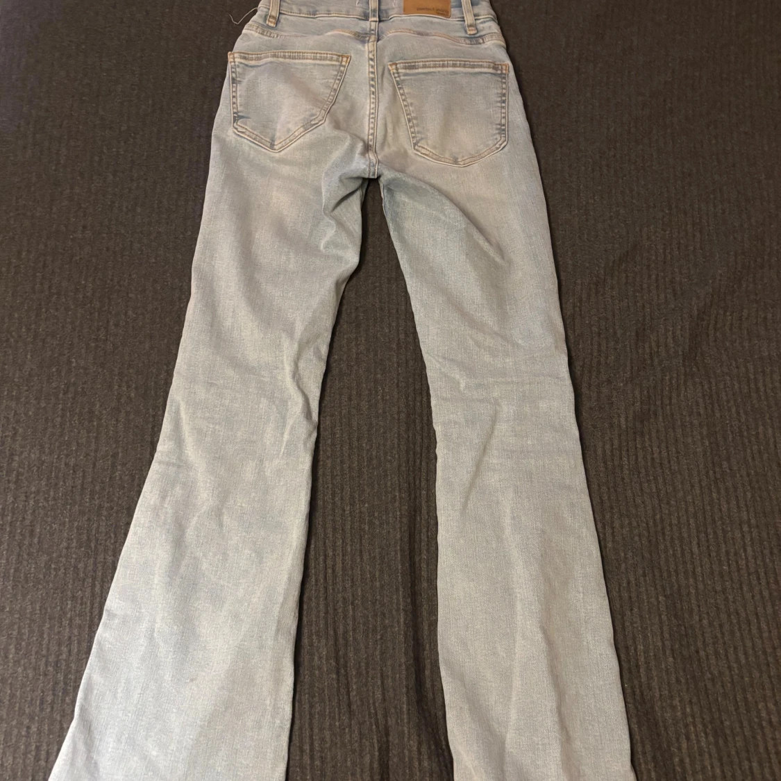 Ljusblå bootcut jeans från Ginatricot - 1