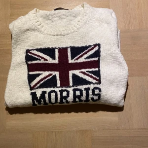 Stickad morris - Jag säljer en riktigt fin stickad morris tröja! || Det står lady men jag som man har använt den utan problem så jag skulle säga unisex🙌|| Det står L men sitter som S-M || Kontakta mig om fler frågor🙌