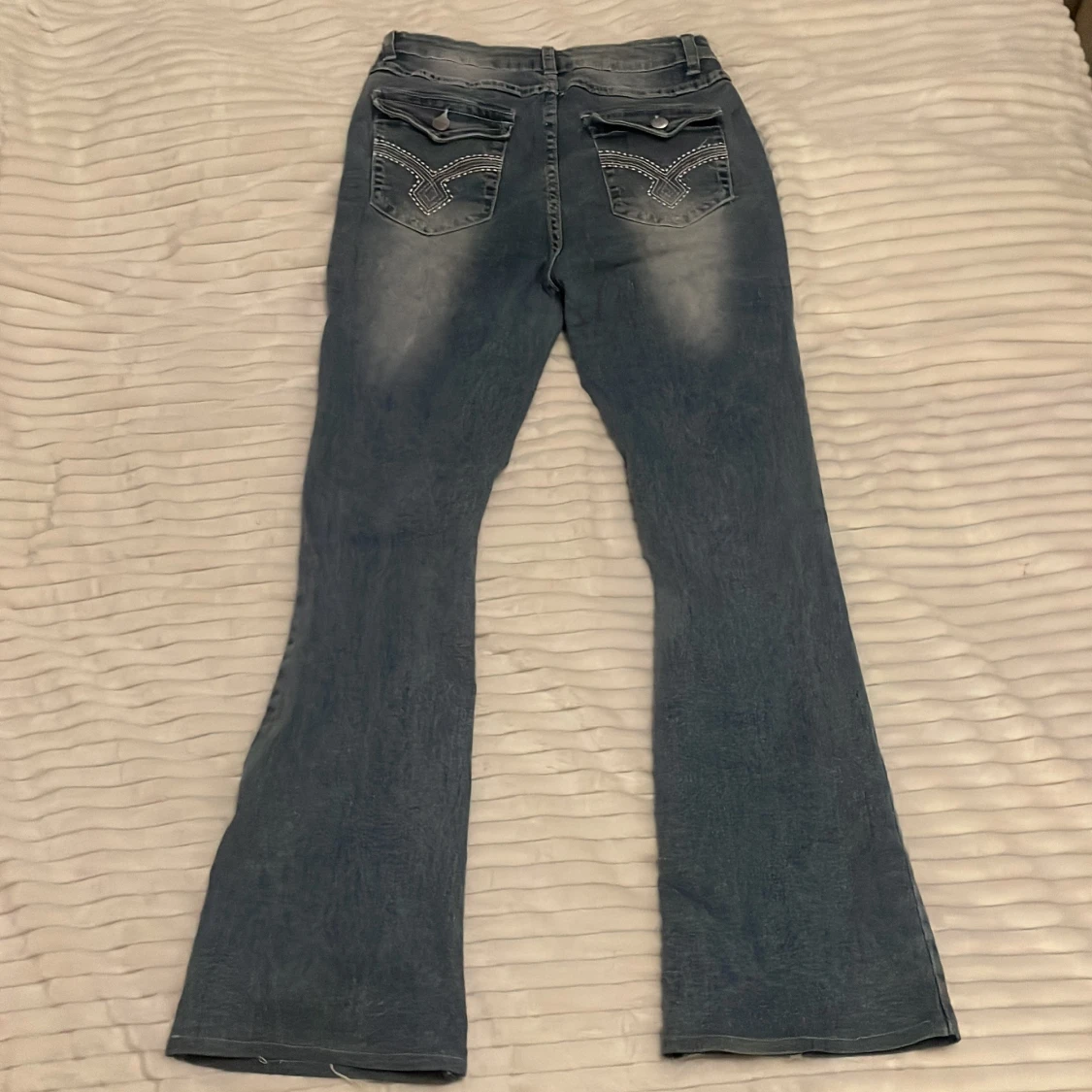 Blå bootcut jeans med detaljer - 2