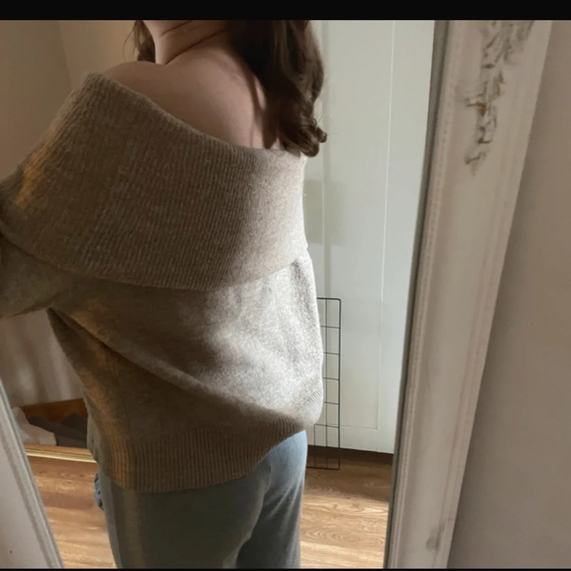 Beige offshoulder stickad tröja - 1