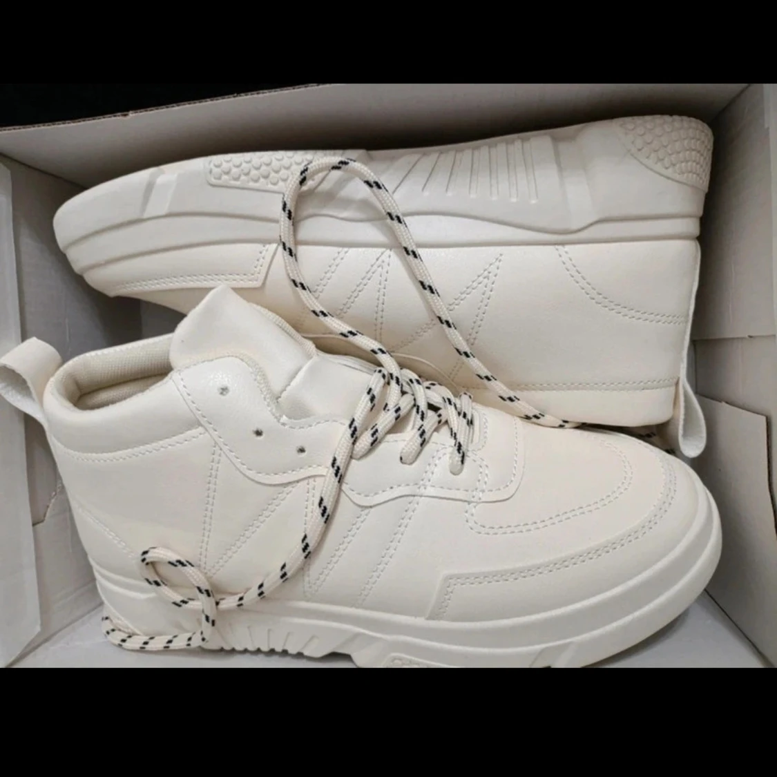 Vita chunky sneakers med snörning