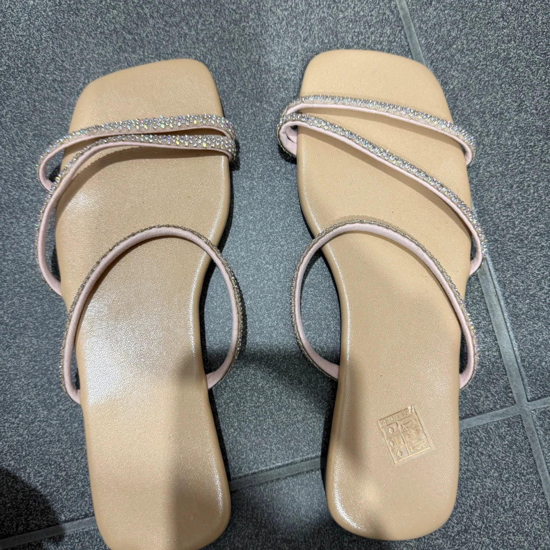 Beige sandaler med strassband