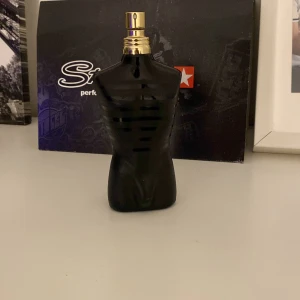 Jean Paul le Malé de parfum - 125 ml flaska sprayad 2-3 gånger så hela flaskan är full fortfarande. Har inte kvar förpackningen men skickar paketet med extra skydd och en låda.