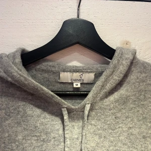 Kashmir hoodie - Säljer nu denna feta Kashmir hoodien från Carmés | Skick: 9/10 | Storlek: M | Skriv vid fler frågor eller funderingar!