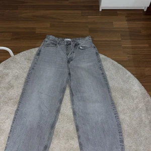 Grå raka jeans  - Ett par jeans från Gina tricot. Aldrig använda helt nya i skick. Höga i midjan 