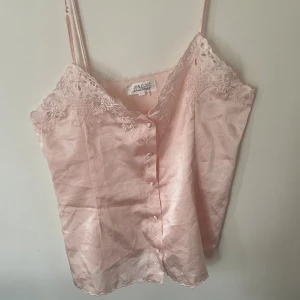 Super snygg rosa blus/linne - Den är jätttee fin men för stor för mig.den är i storlek large. 