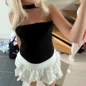 Svart body  - Super fin body med hals detalj, aldrig använd ❤️(lånade bilder)