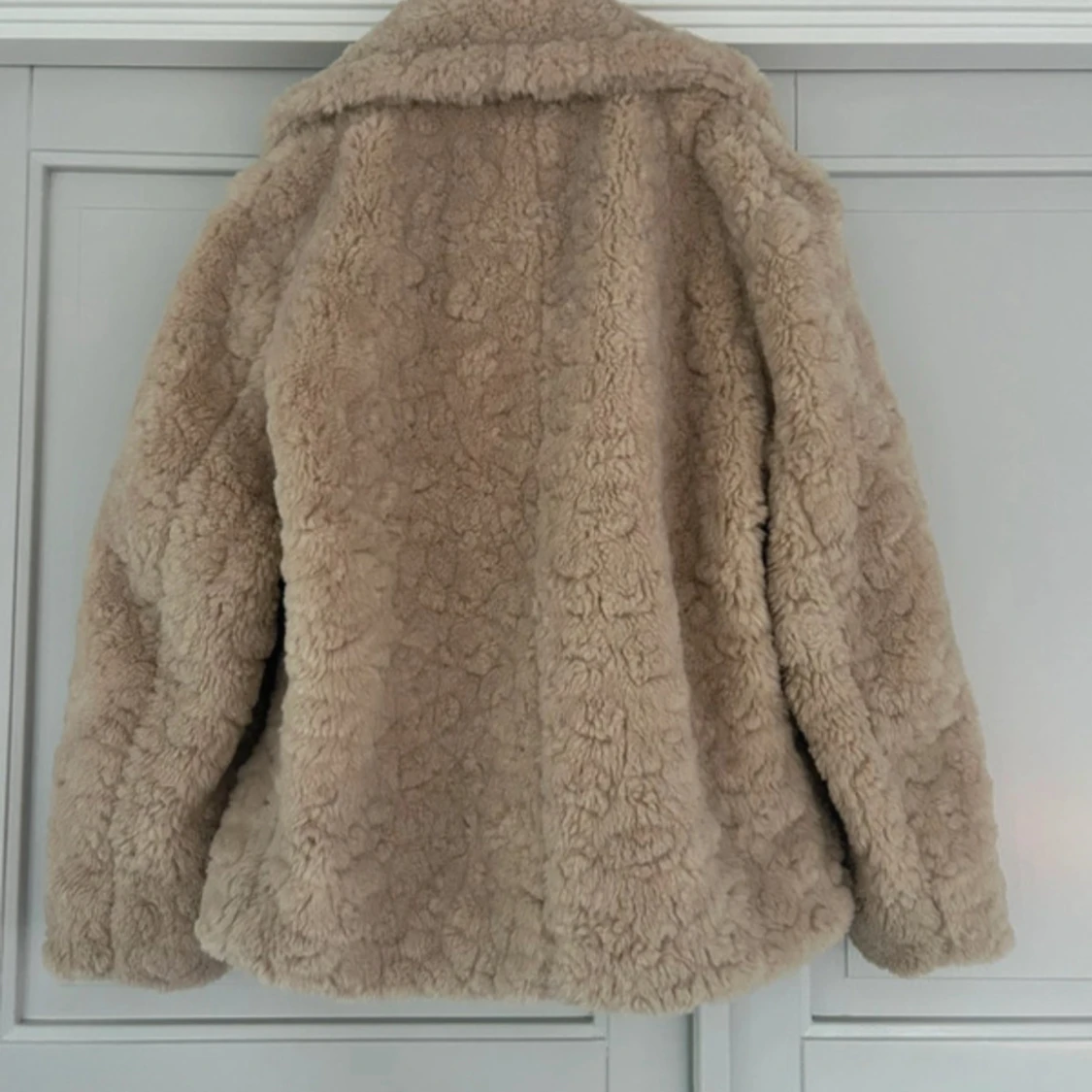 Beige teddyjacka med bred krage - 1