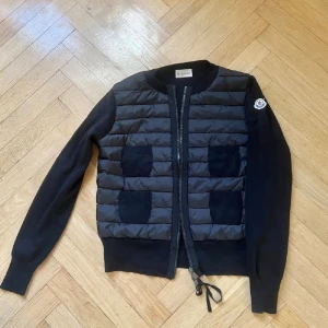 Svart quiltad cardigan jacka från Moncler - superfin cardigan i storlek M, säljer för jag vill köpa en annan. Passar bra på mig som brukar ha S 💓💓