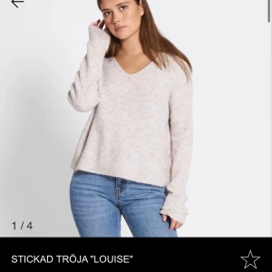 Beige stickad v-ringad tröja Louise - Mysig beige stickad tröja med v-ringning och långa ärmar. Tröjan har en loose passform och är perfekt för lager-på-lager. Enkel och stilren design som funkar till jeans eller kostymbyxor. Modellen heter Louise. plagget är hyfsat nopprigt!
