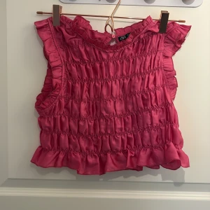 Topp - Jättesöt topp från Zara. Storlek S och knappt använd! Stretchigt och glansigt tyg ❤️