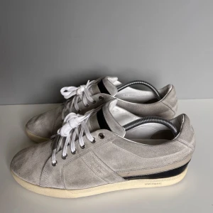 Dior GATs - Säljer ett par snygga dior gats i storlek 41,5 sitter som 42, cond 8/10 lite heeldrag men annars gott skick! Medkommer endast skor!