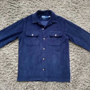 Marinblå manchester overshirt Polo - Söker den här/en liknande polo Ralph lauren overshirt! Strlk xs-s! 👍 skriv ifall ni har någon till salu eller så!👊