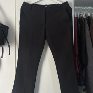 Bootcut kostymbyxor från Bikbok - Svarta bootcut byxor från Bikbok i storlek 36 Använda fåtal gånger, nypris 499 kr