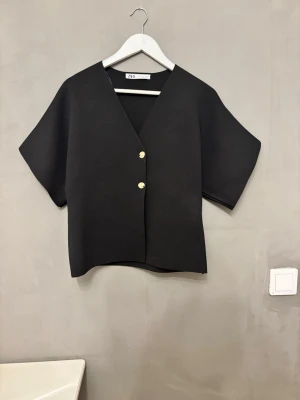 Festtopp med guldknappar  - Såå snygg topp från Zara som tyvärr inte kommer till användning. Använd 1-2 gånger.