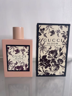 Gucci Bloom Nettare di Fiori - Gucci Bloom Nettare di Fiori Eau de Parfum Intense, 100 ml. Snygg design med blommigt mönster på både flaska och förpackning. Perfekt för dig som vill ha en exklusiv och trendig parfym från ett välkänt modehus.