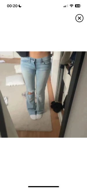 Low waist ljusblå bootcut jeans med hål - Säljer dessa lågmidjade bootcut jeans i ljusblå då de inte längre passar mig. Jeansen är köpta här på plick och är i bra skick. W28 L34