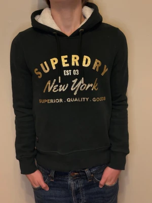 Superdry Hoodie-Storlek-S - Grön Superdry Hoodie i storleken-S men skulle själv säga mer åt Xs. Pris: 349kr. Vid fler frågor hör av er! Först till kvarn!